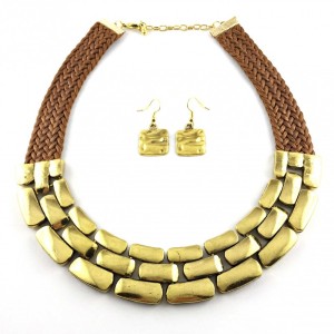 set de bijuterii este ideal pentru ea