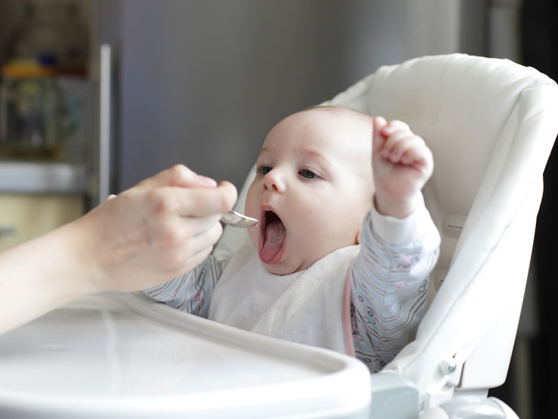 Diversificarea alimentelor la bebeluși – Un meniu complet și sănătos