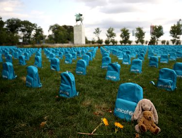 UNICEF: Campanie unica impotriva conflictelor armate – 3758 de ghiozdane asezate pe post de piatra funerara in New York