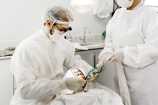 Care este rata de succes a implantologiei dentare?